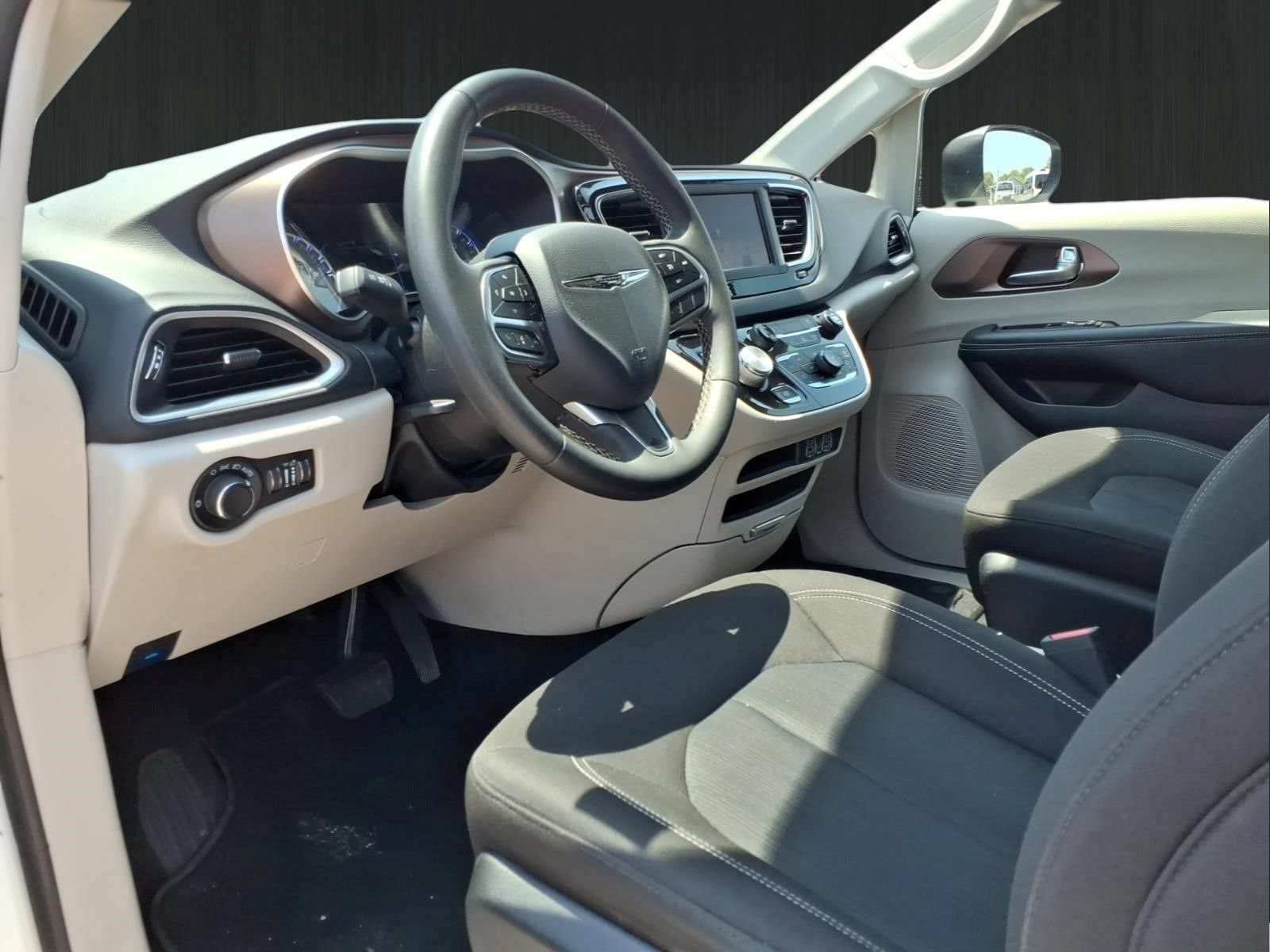 Used 2023 Chrysler Voyager LX FWD image 22
