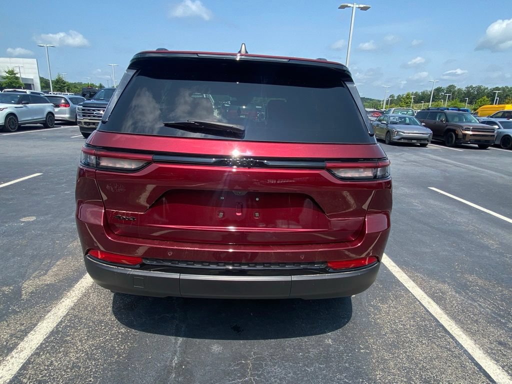 Used 2025 Jeep Grand Cherokee Altitude AWD/4WD image 6