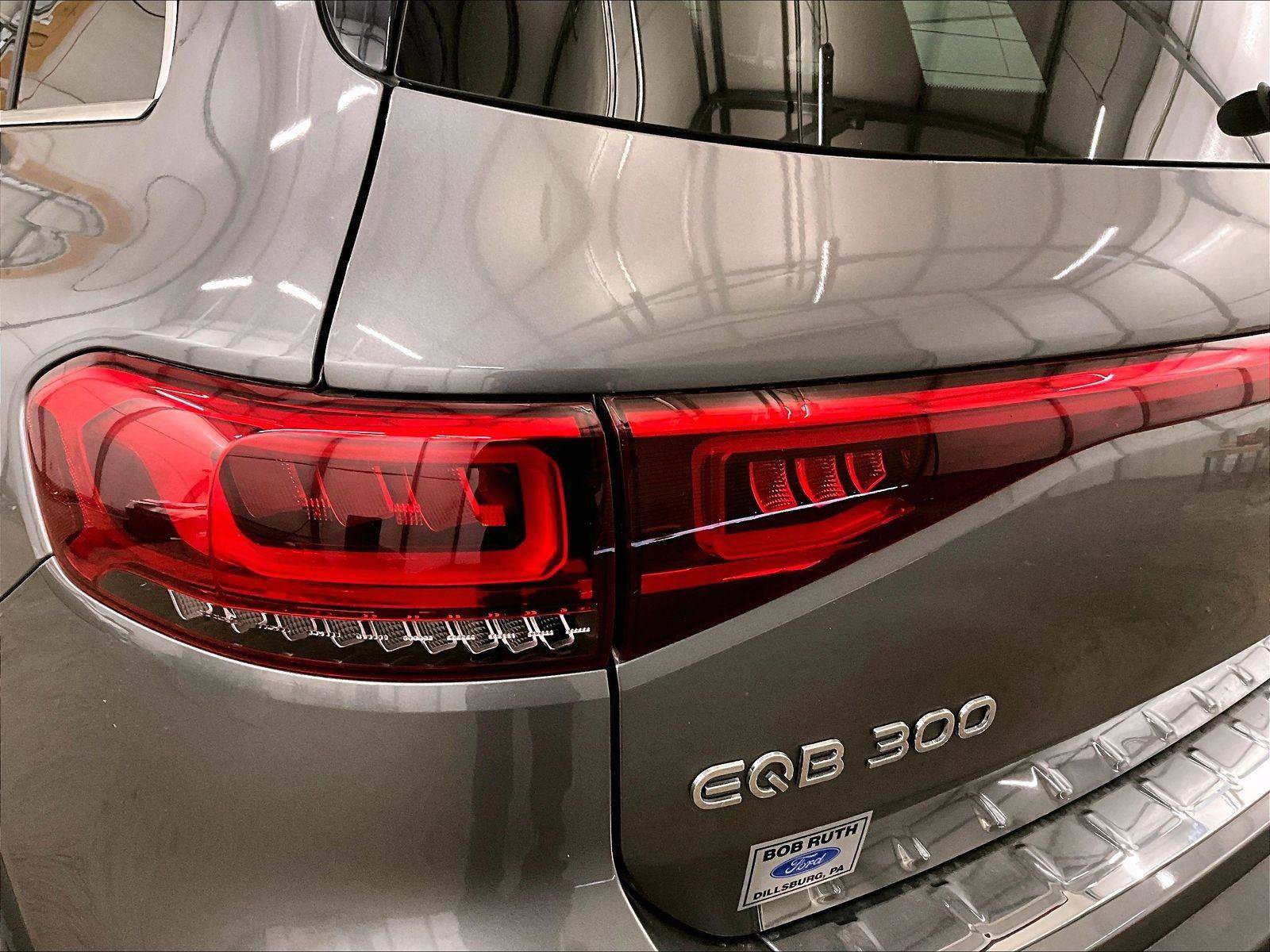 Used 2022 Mercedes-Benz EQB 300 4MATIC image 28