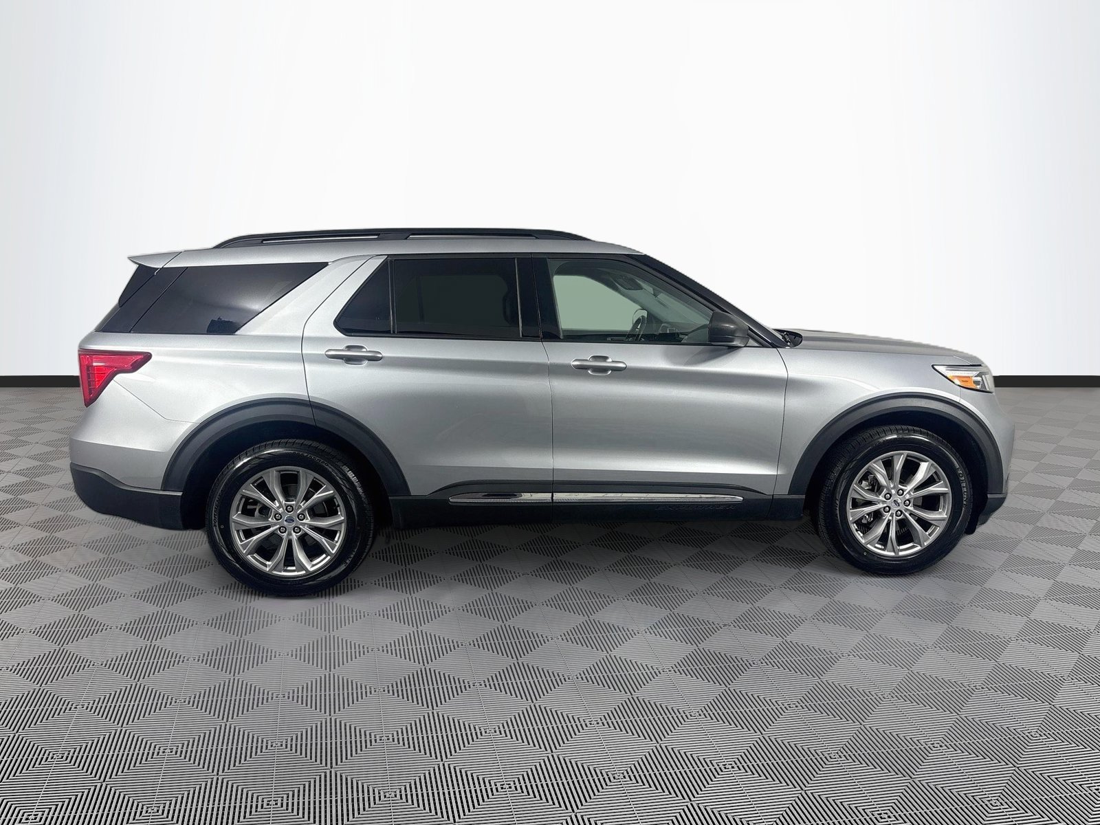 Certified 2023 Ford Explorer XLT w/ Equipment Group 202A AWD/4WD image 8