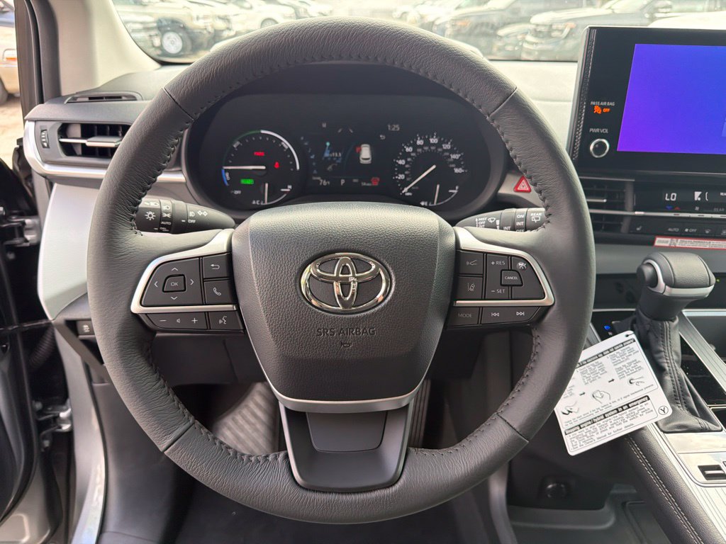Used 2026 Toyota Sienna XLE FWD image 24