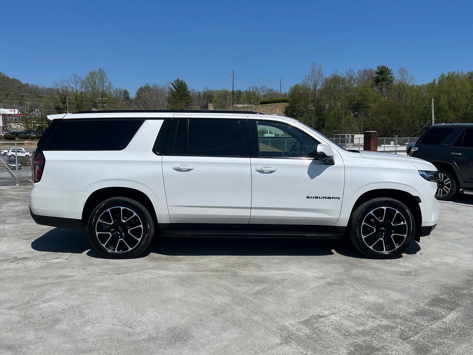 Used 2022 Chevrolet Suburban RST w/ Luxury Package image 2