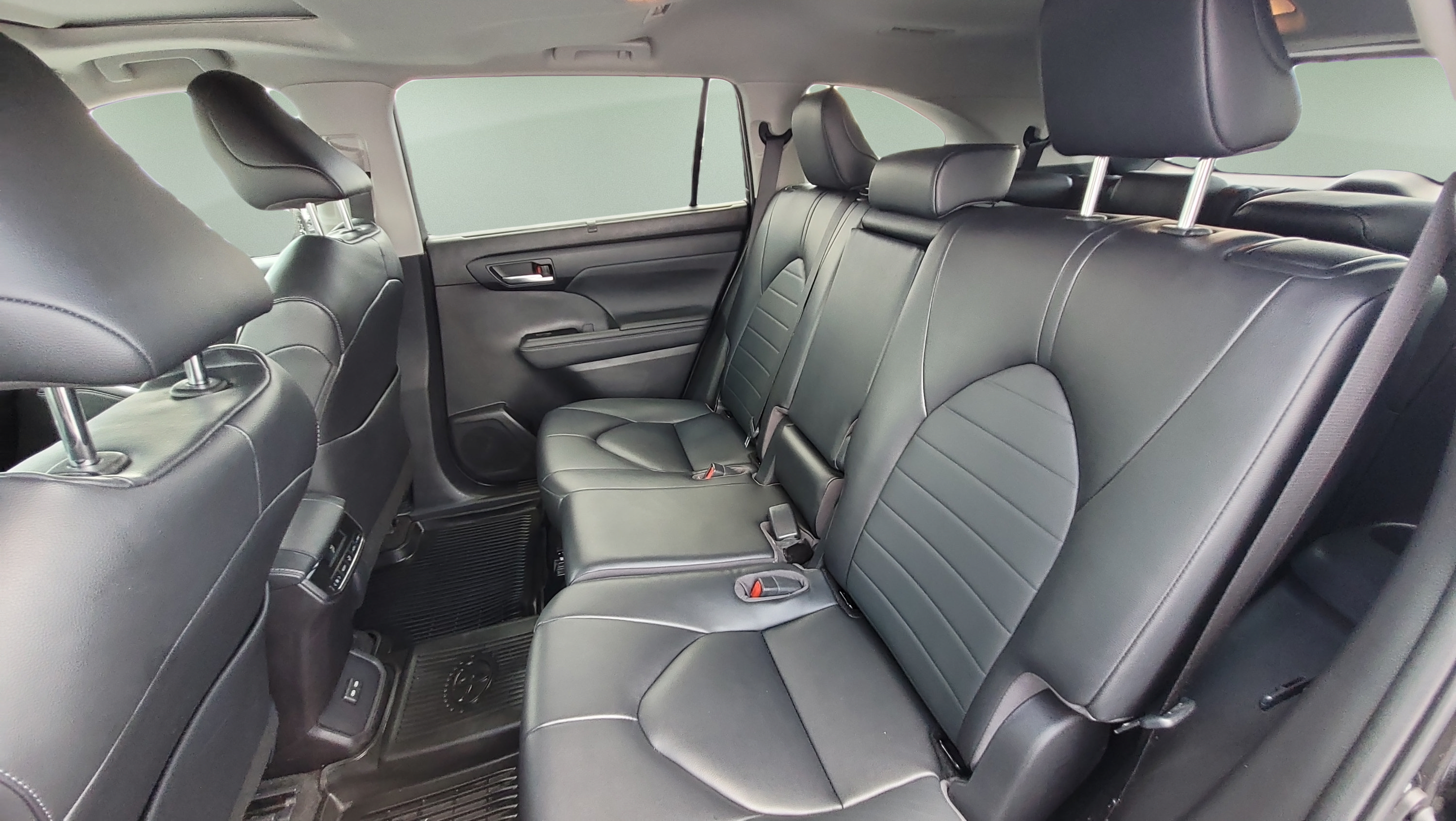 Used 2023 Toyota Highlander XLE AWD/4WD image 18