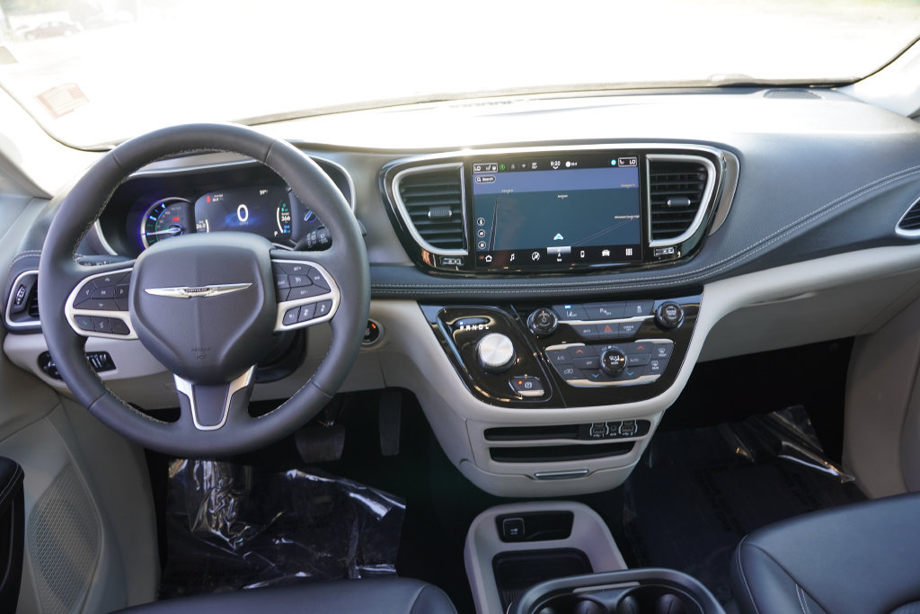 Used 2024 Chrysler Pacifica Limited FWD image 20