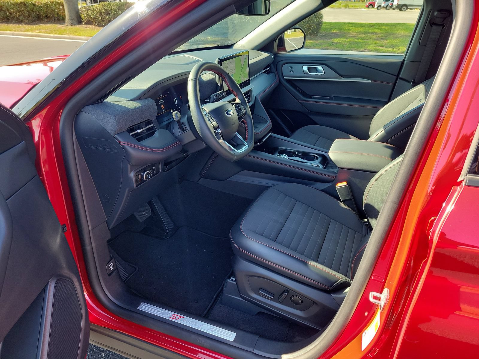 Certified 2025 Ford Explorer ST-Line w/ Premium Package RWD image 17
