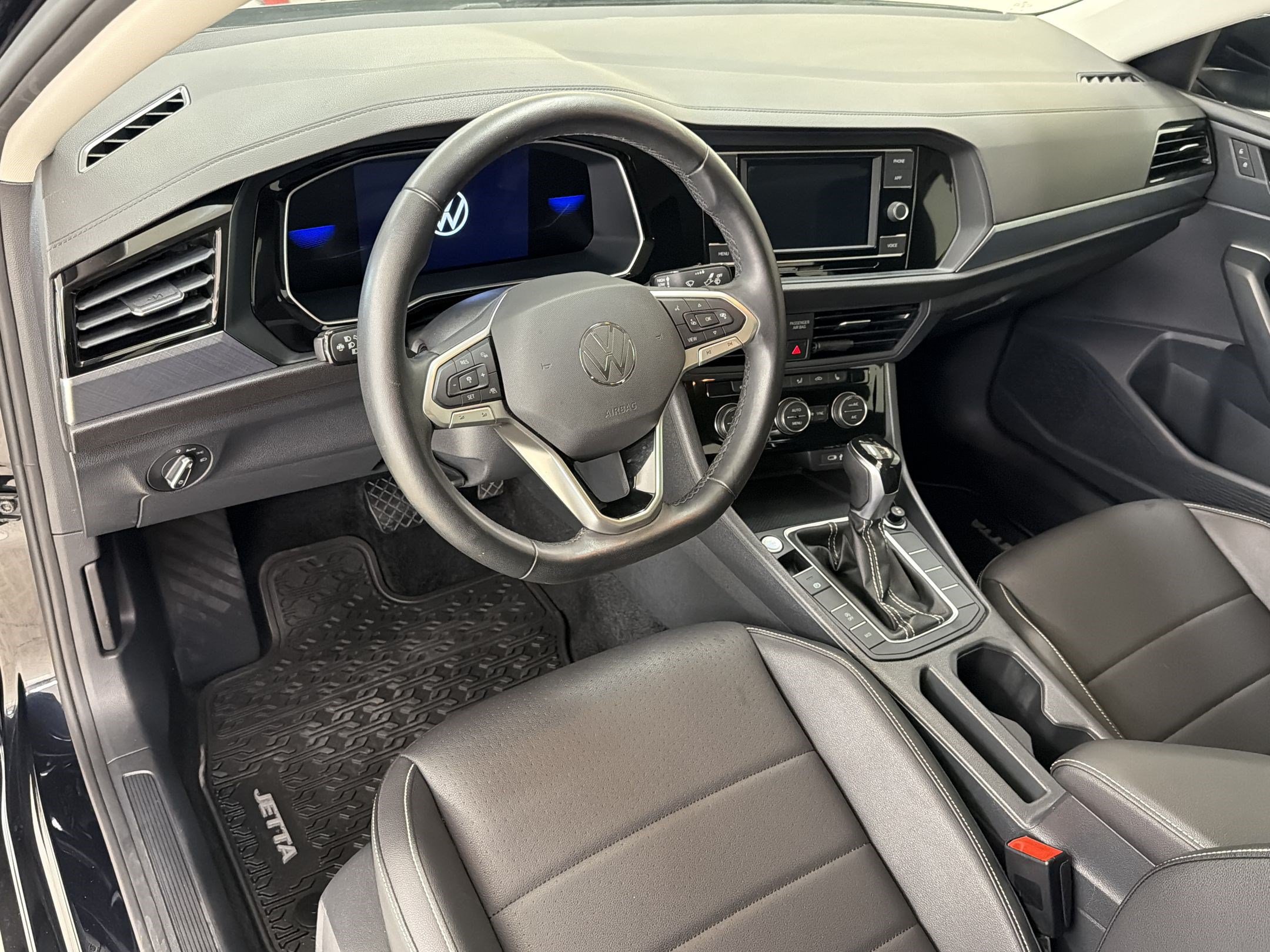 Used 2024 Volkswagen Jetta SE w/ Panoramic Sunroof Package FWD image 4