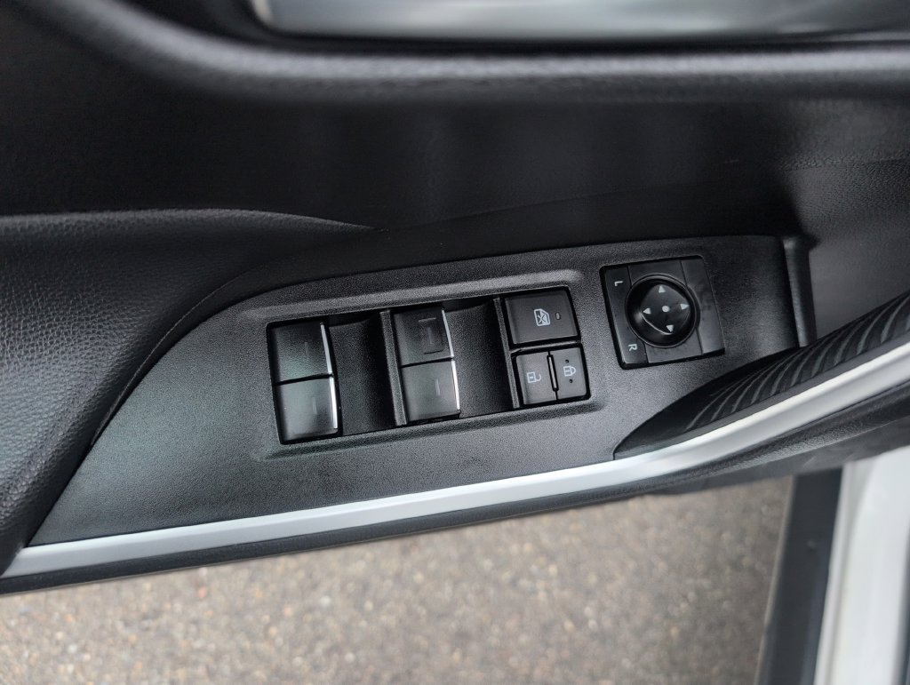 Used 2025 Toyota RAV4 XLE AWD/4WD image 19
