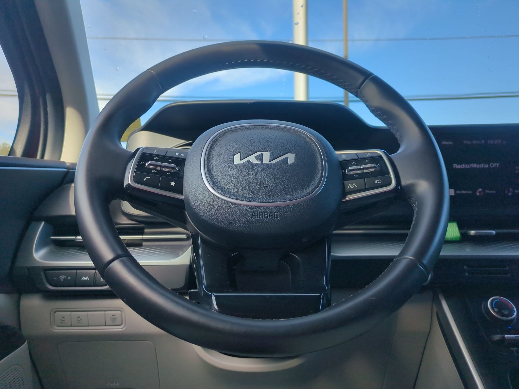 Used 2023 Kia Carnival LX FWD image 15