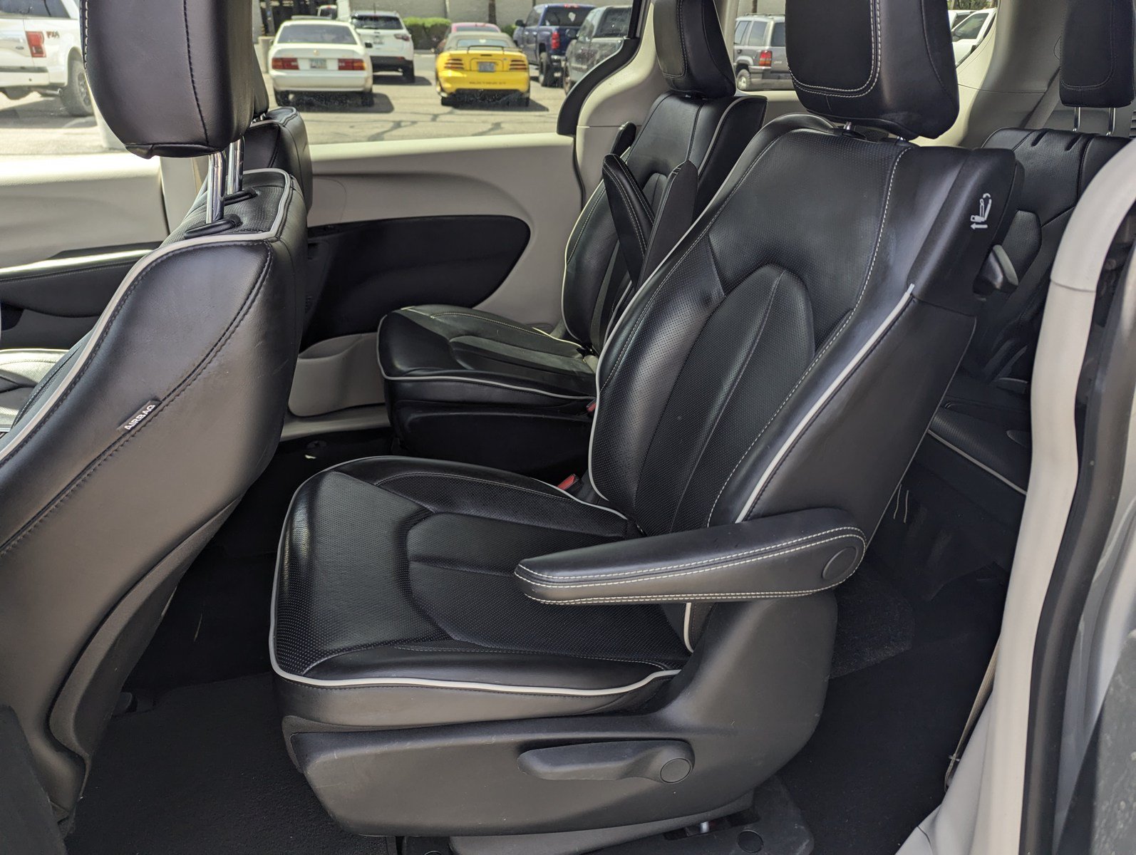 Used 2023 Chrysler Pacifica Limited FWD image 8
