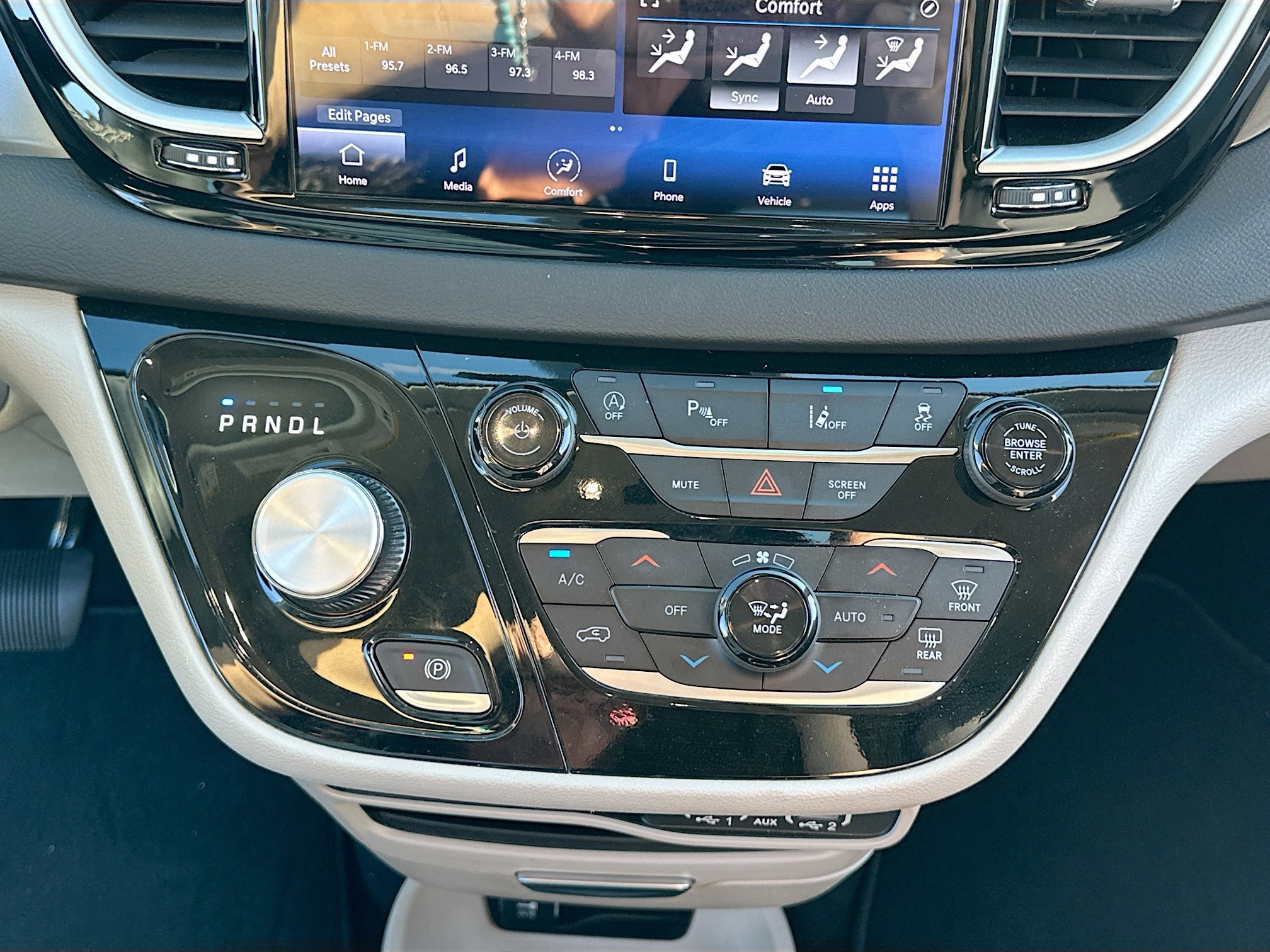 Used 2024 Chrysler Pacifica Touring-L image 15