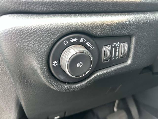 Used 2025 Chrysler Pacifica Select FWD image 26