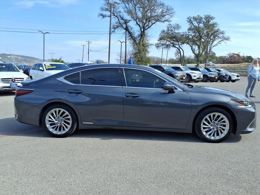 Used 2022 Lexus ES 300h Ultra Luxury w/ Accessory Package 2 image 4