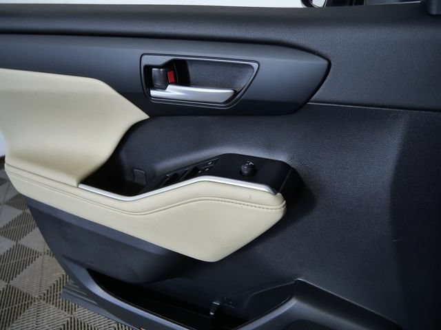 Used 2023 Toyota Highlander XLE AWD/4WD image 30