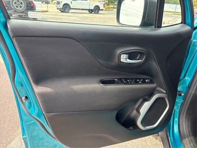 Used 2021 Jeep Renegade Latitude w/ Convenience Group AWD/4WD image 18