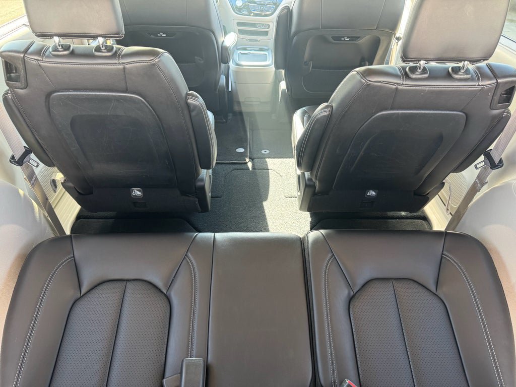 Used 2023 Chrysler Pacifica Touring-L FWD image 9