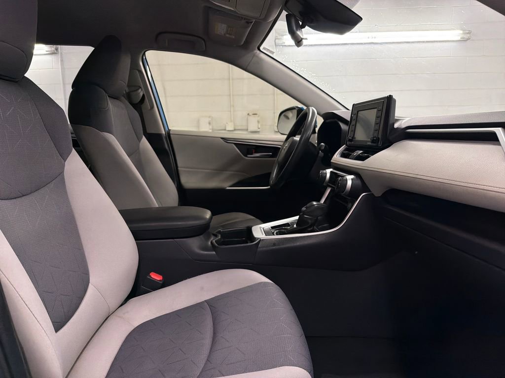 Used 2020 Toyota RAV4 XLE FWD image 28