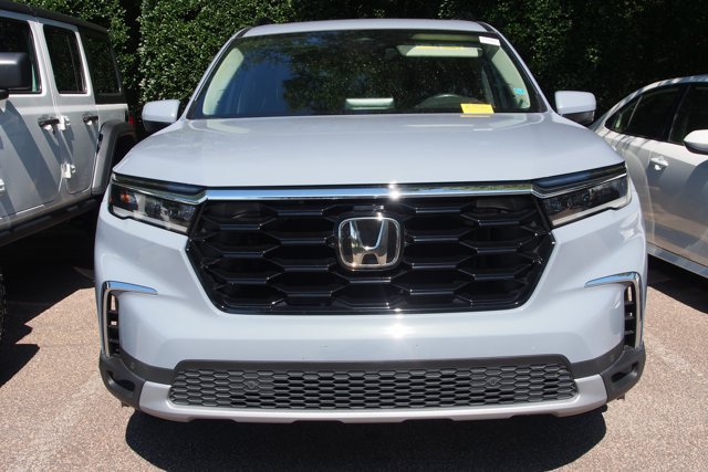 Used 2025 Honda Pilot Touring image 3