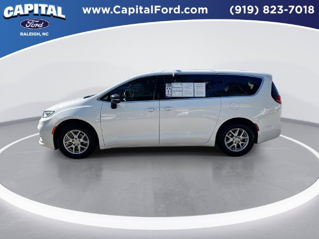 Used 2025 Chrysler Pacifica Select FWD image 5