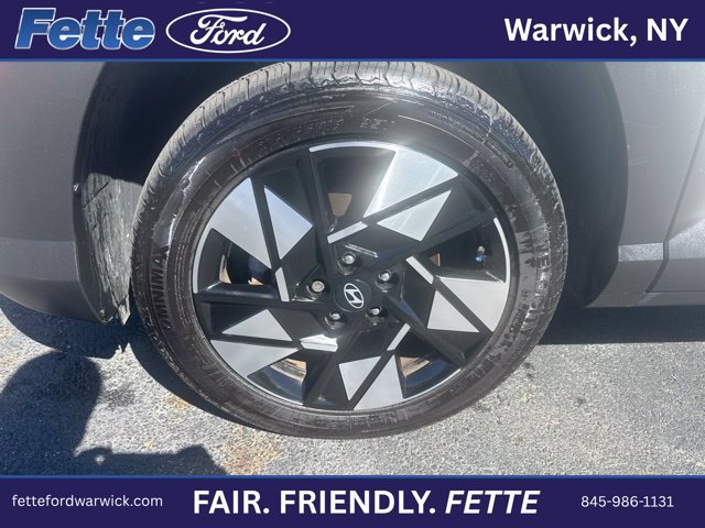 Used 2024 Hyundai Kona SEL AWD/4WD image 2
