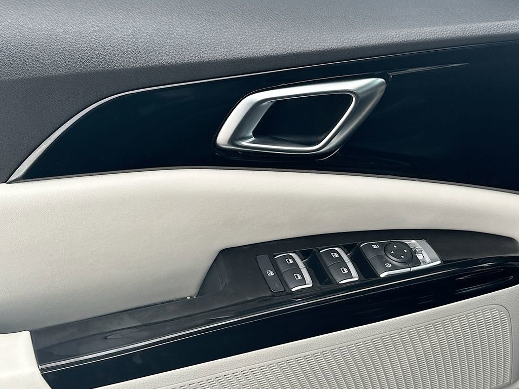 Used 2024 Kia Carnival EX image 21