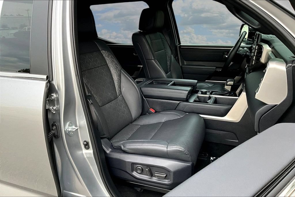 Used 2025 Toyota Tundra Limited AWD/4WD image 32