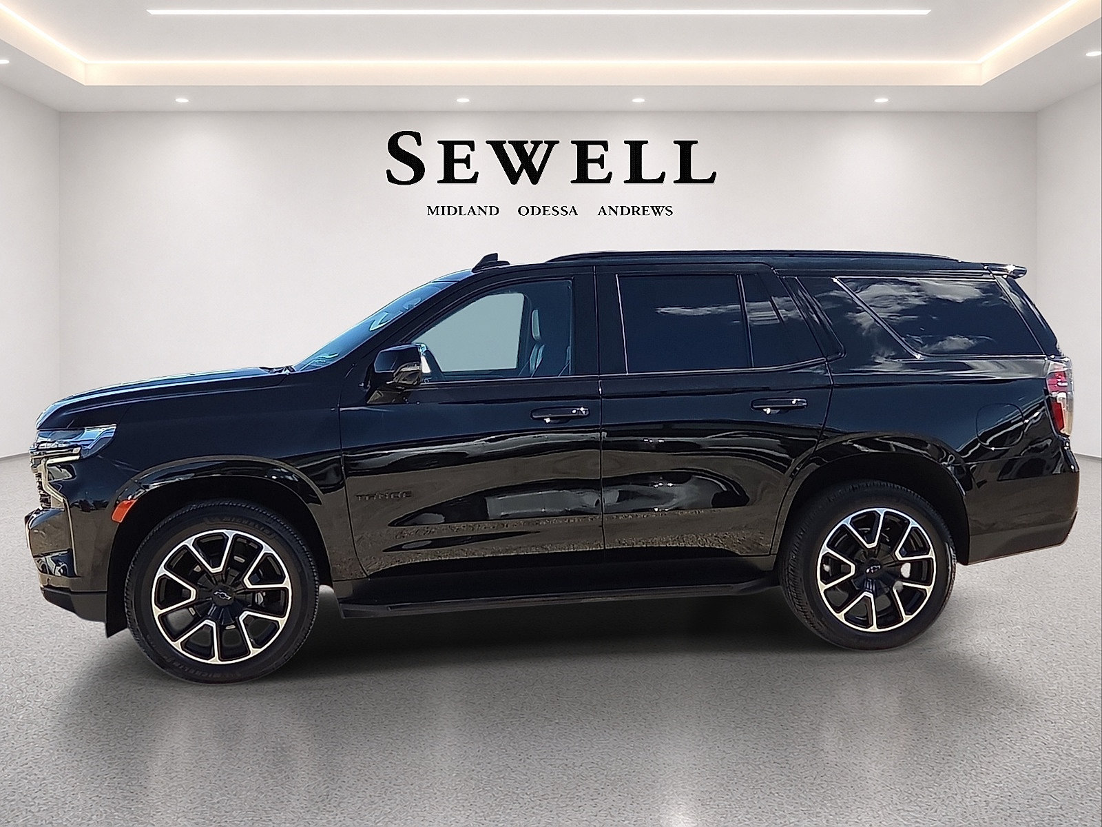Used 2021 Chevrolet Tahoe RST w/ Luxury Package AWD/4WD image 2