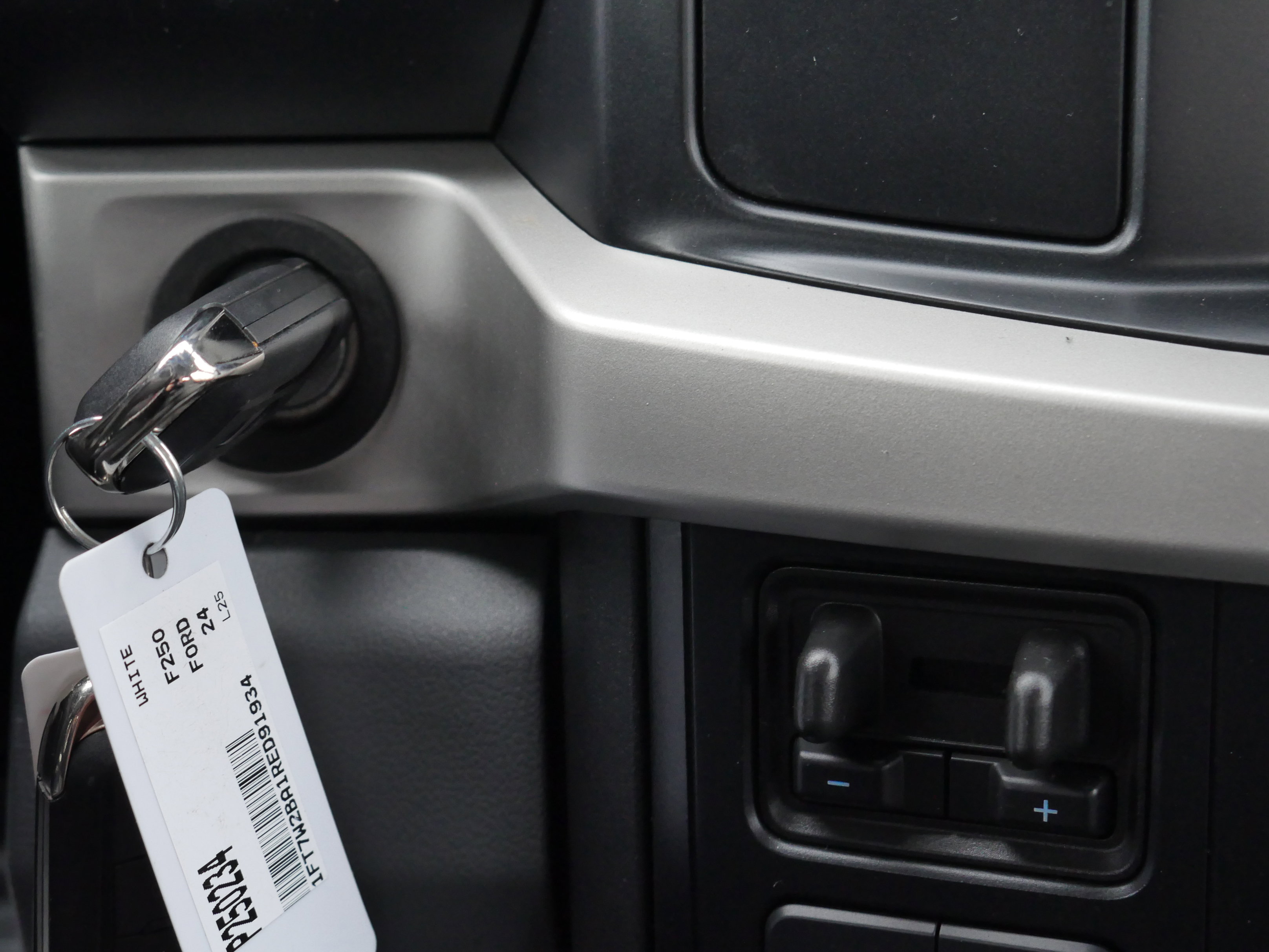 Certified 2024 Ford F250 XL w/ XL Chrome Package image 8