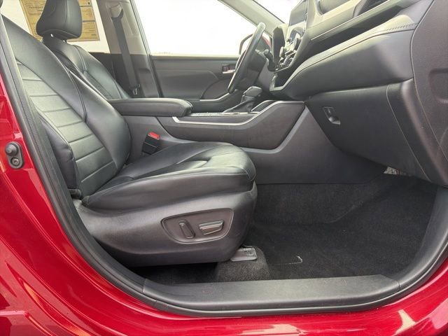 Used 2023 Toyota Highlander XLE FWD image 18