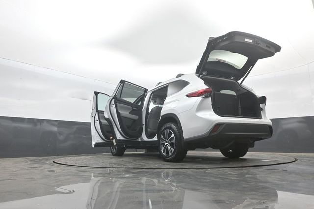 Used 2023 Toyota Highlander XLE AWD/4WD image 40