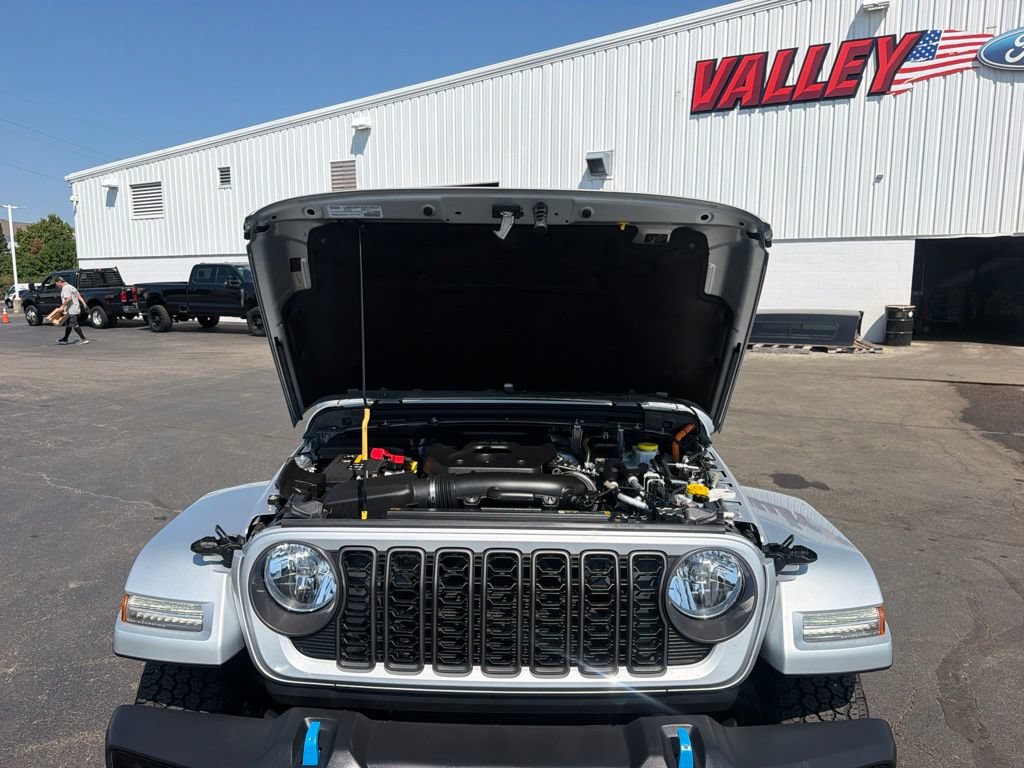Used 2024 Jeep Wrangler Unlimited w/ Convenience Group AWD/4WD image 19