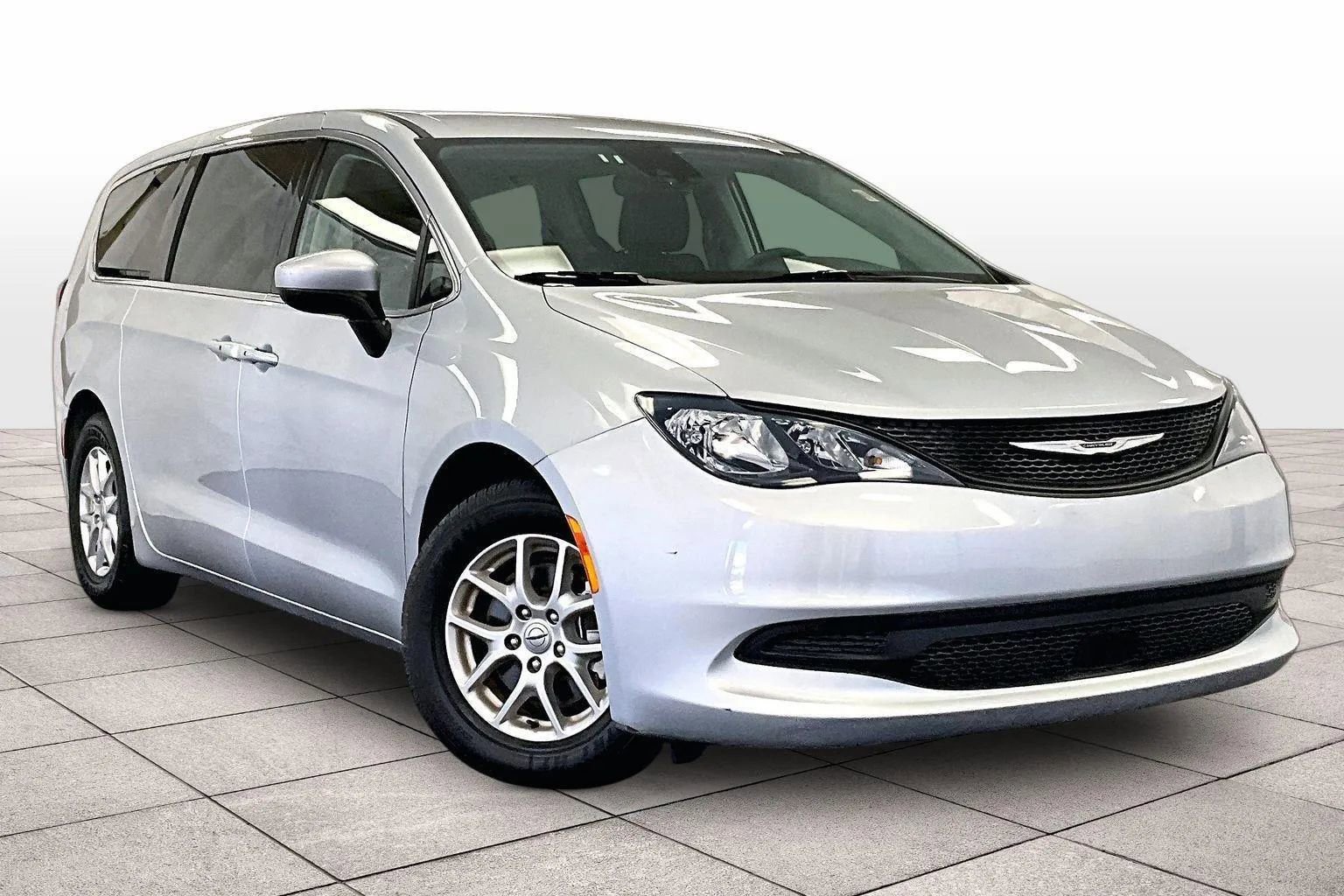 Used 2023 Chrysler Voyager LX image 2