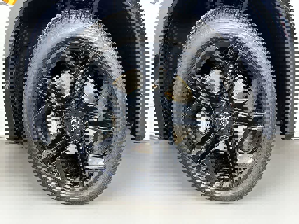 Used 2025 Volkswagen Tiguan SE R-Line image 8