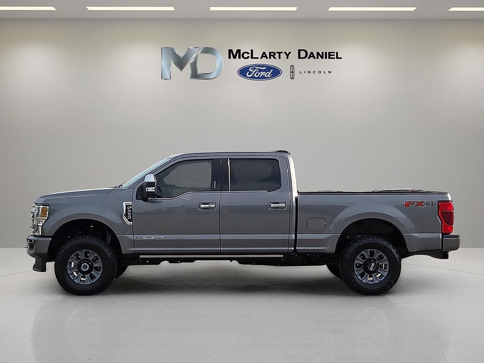 Certified 2022 Ford F250 Platinum w/ FX4 Off-Road Package AWD/4WD image 3