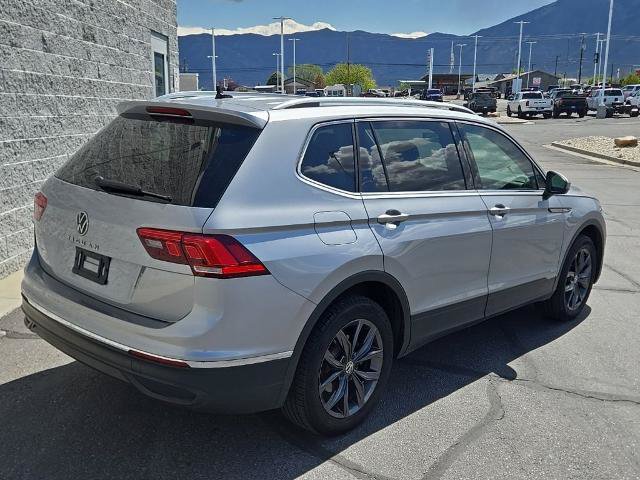Used 2023 Volkswagen Tiguan SE w/ Panoramic Sunroof Package FWD image 4