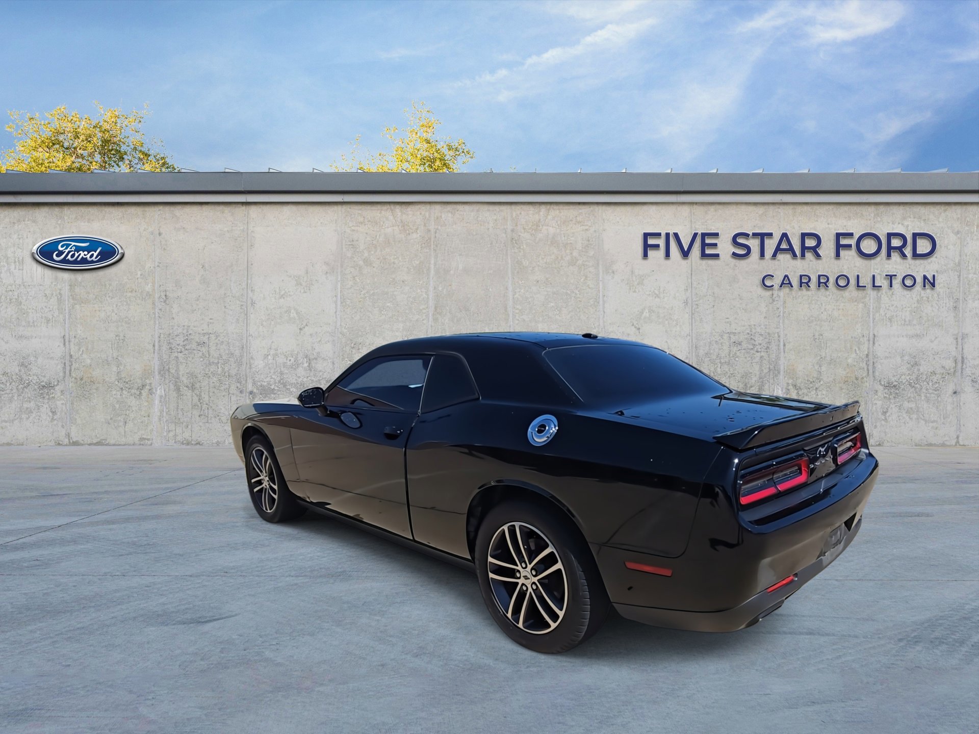Used 2019 Dodge Challenger SXT image 3