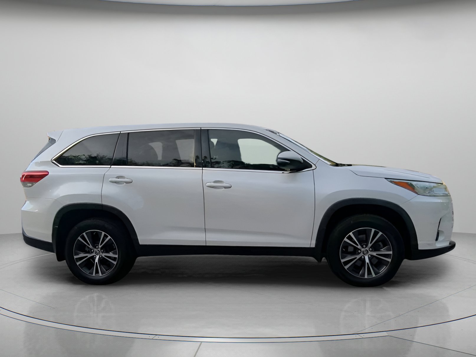 Used 2019 Toyota Highlander LE FWD image 33