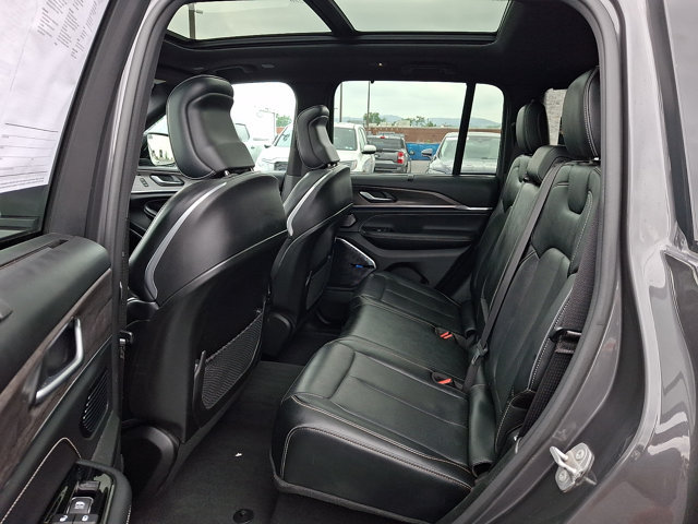 Used 2022 Jeep Grand Cherokee Overland w/ Luxury Tech Group IV AWD/4WD image 10