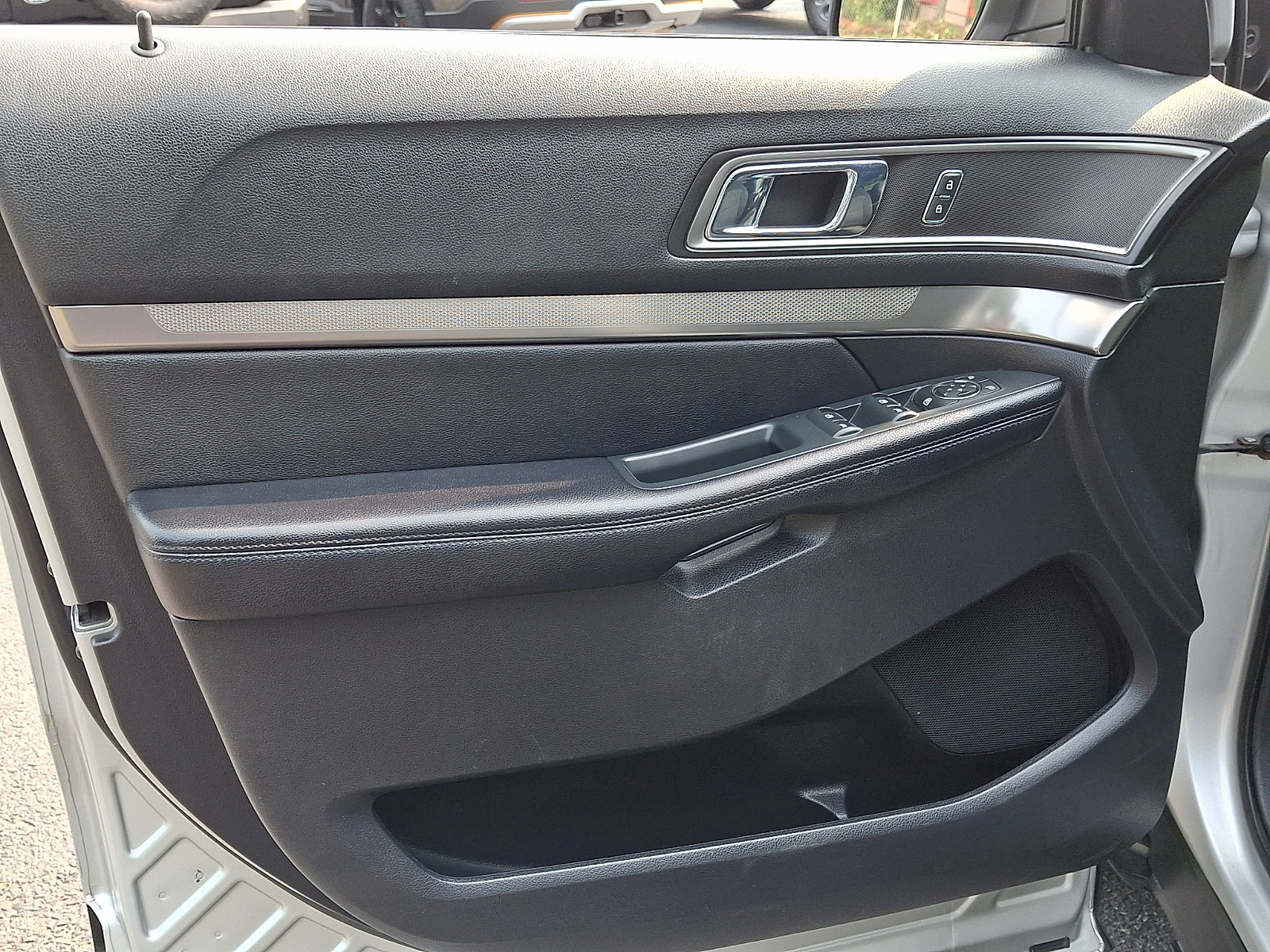 Certified 2018 Ford Explorer XLT w/ Equipment Group 201A AWD/4WD image 14