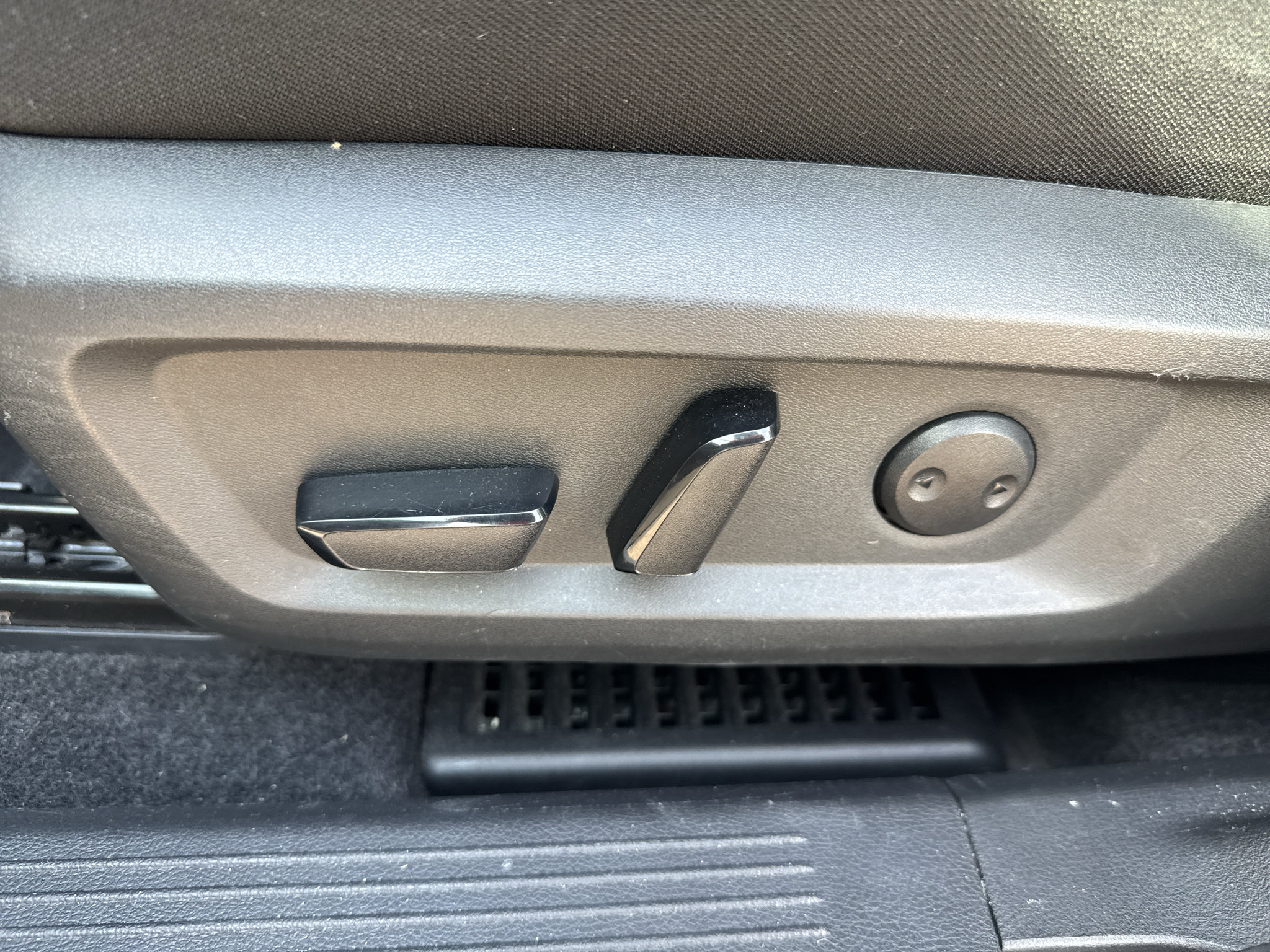 Used 2023 Nissan Rogue SV FWD image 19