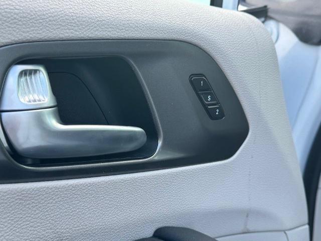 Used 2024 Chrysler Pacifica Touring-L FWD image 18