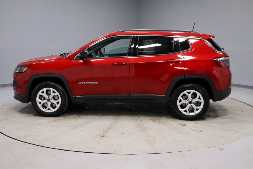 Used 2025 Jeep Compass Latitude image 2