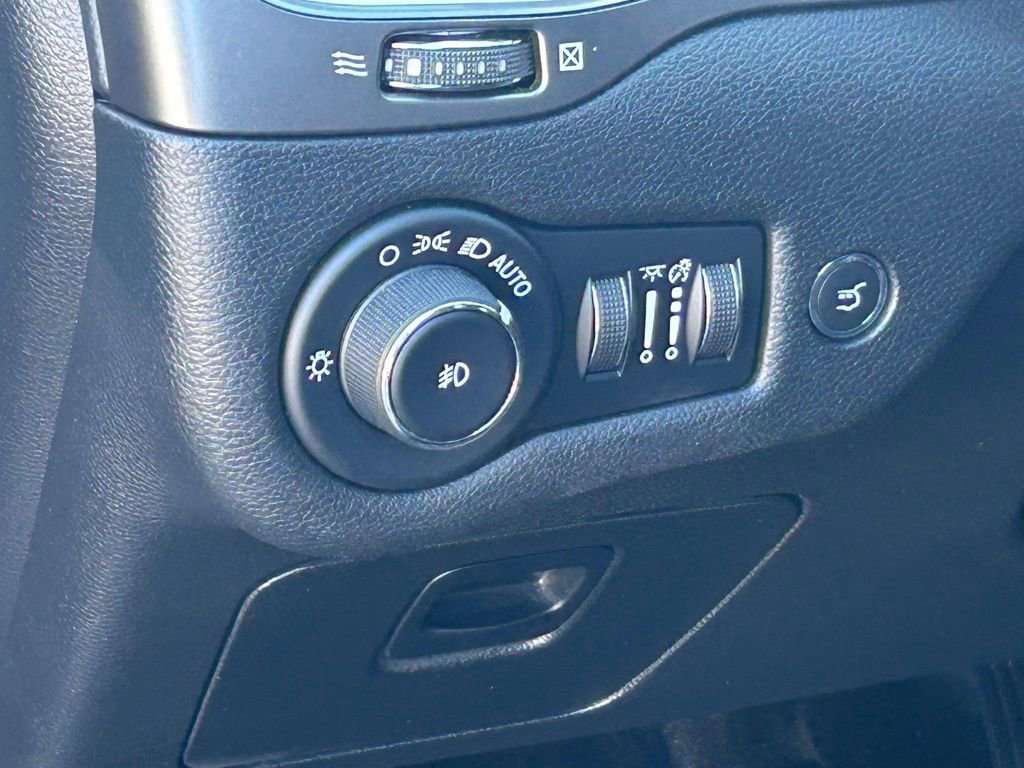 Used 2020 Jeep Cherokee Latitude Plus w/ Comfort/Convenience Group image 36