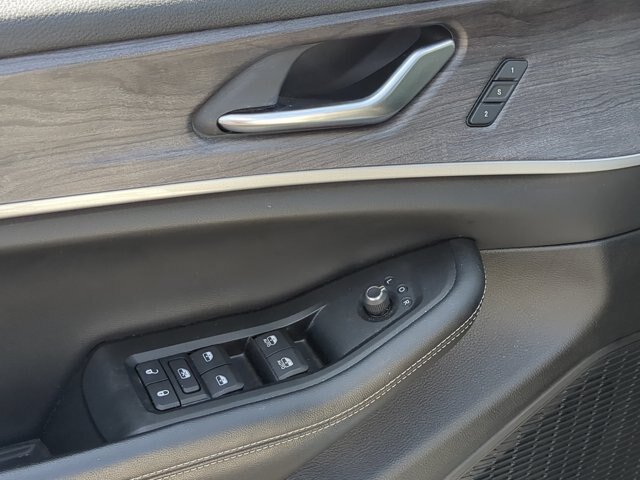 Used 2023 Jeep Grand Cherokee Limited w/ Luxury Tech Group II AWD/4WD image 14