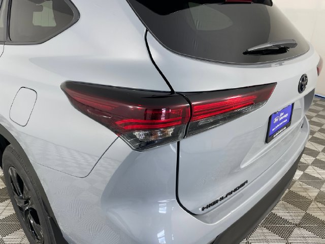 Used 2024 Toyota Highlander XLE AWD/4WD image 17