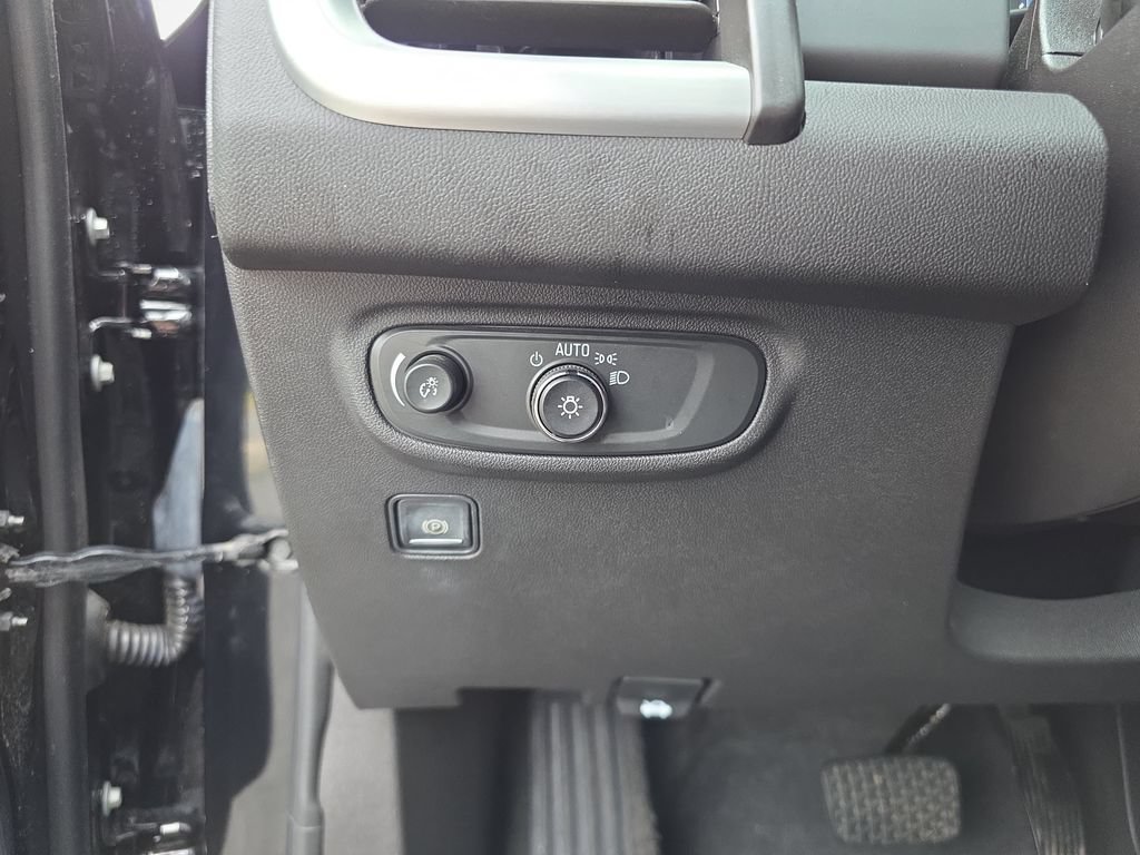 Used 2024 GMC Terrain SLE w/ Driver Convenience Package FWD image 23