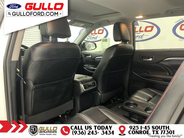Used 2019 Toyota Highlander SE w/ Nightshade Edition FWD image 16