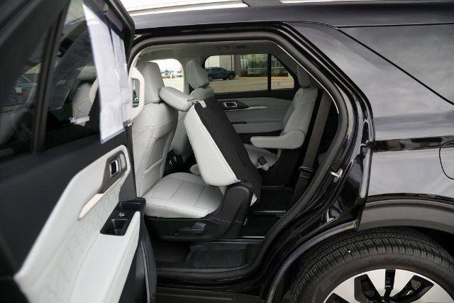 Certified 2025 Ford Explorer Platinum w/ LUX Leather Package AWD/4WD image 36