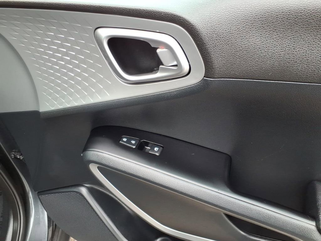 Used 2025 Kia Soul LX w/ LX Technology Package FWD image 5