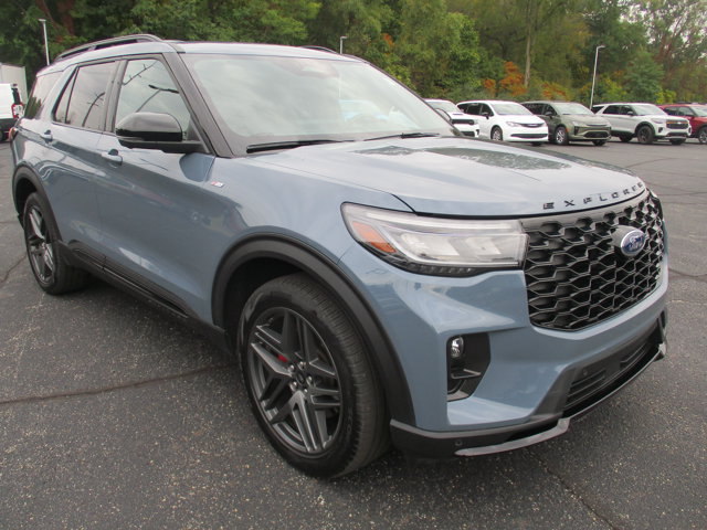 Certified 2025 Ford Explorer ST-Line w/ Premium Package AWD/4WD image 3