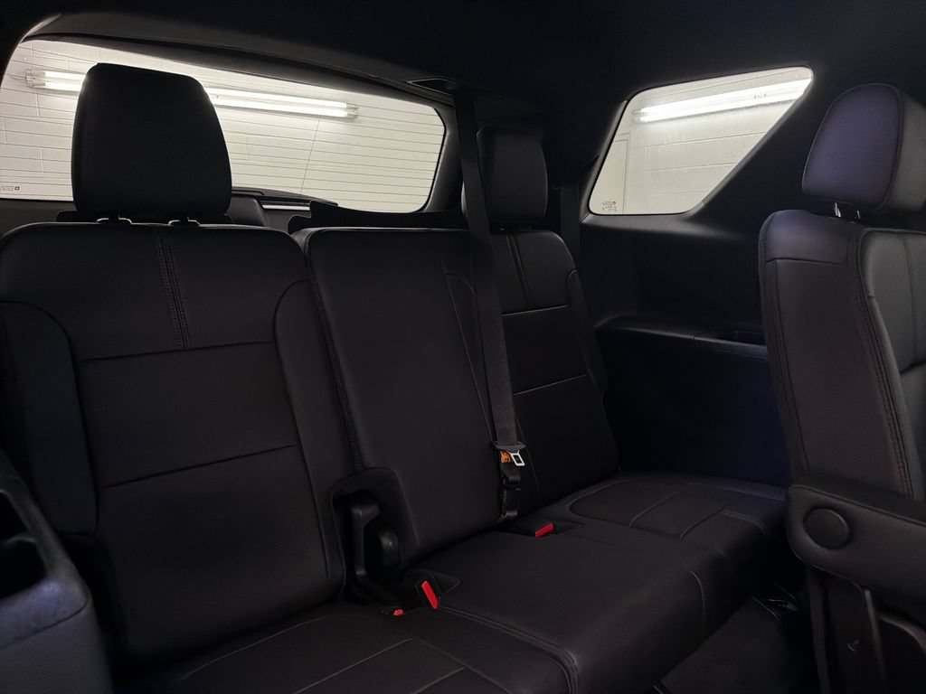 Used 2023 Chevrolet Traverse RS FWD image 32